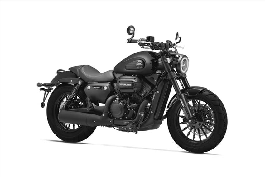 <div class='descrGalleryTitle'>Keeway V-Cruise</div><div class='descrGalleryText'><p>Torna l’architettura a V ma in un formato ancor più inusuale, un 125 cc. Lei è la Keeway V-Cruise, che dall’aspetto <b>non tradisce la piccola cilindrata</b>. Forme muscolose, compatte, ben proporzionate, ma appena 10 kW (14 cavalli), che la rendono guidabile a 16 anni. Il motore è appunto una V posizionata longitudinalmente con alimentazione a iniezione, distribuzione a singolo albero a camme in testa con tre valvole per cilindro e <b>cambio a 6 marce</b> con finale a catena. Il telaio è in acciaio, la forcella è rovesciata mentre al posteriore si trovano doppi ammortizzatori. Il freno anteriore conta su un <b>disco singolo da 300 mm</b> con pinza ad attacco radiale, mentre il disco posteriore è da 240. Le ruote sono da 16” all’anteriore e da 15” al posteriore, con pneumatici 120/80 e 150/80. Il serbatoio tiene 15 litri e il peso a secco dichiarato è di 164 kg.&nbsp;</p>
<p>Come per le altre piccole e medie cruiser di questa rassegna, <b>l’aspetto estetico è curato</b> nel dettaglio, con un bel fanale rotondo a led, cerchi in lega dal design caratteristico, coperchio del filtro dell’aria ben cesellato posizionato a lato della V e i due collettori di scarico con uscita e raccordo sul lato destro. La V-Cruise è in vendita al<b> prezzo di 4.290 euro</b> franco concessionario.</p>
</div>